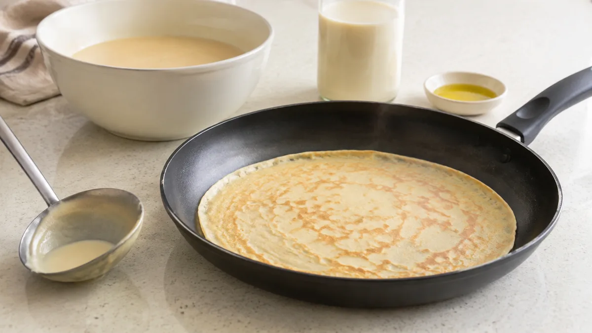 Cuisson de crêpes sans oeuf dans une poêle antiadhésive