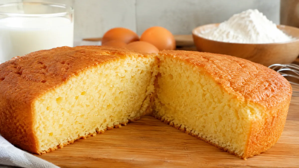 Gâteau nature sans yaourt coupé montrant une mie moelleuse