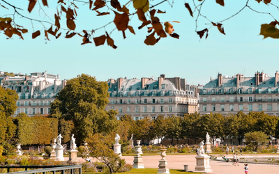 Le vestiaire de la Parisienne à la rentrée : 8 basiques qui durent