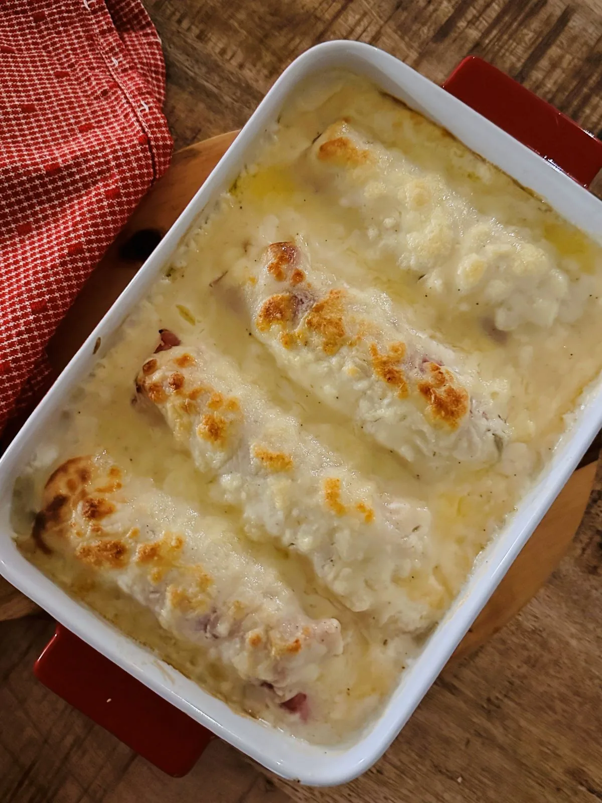Endives au jambon gratinées au four, nappées d'une sauce blanche crémeuse