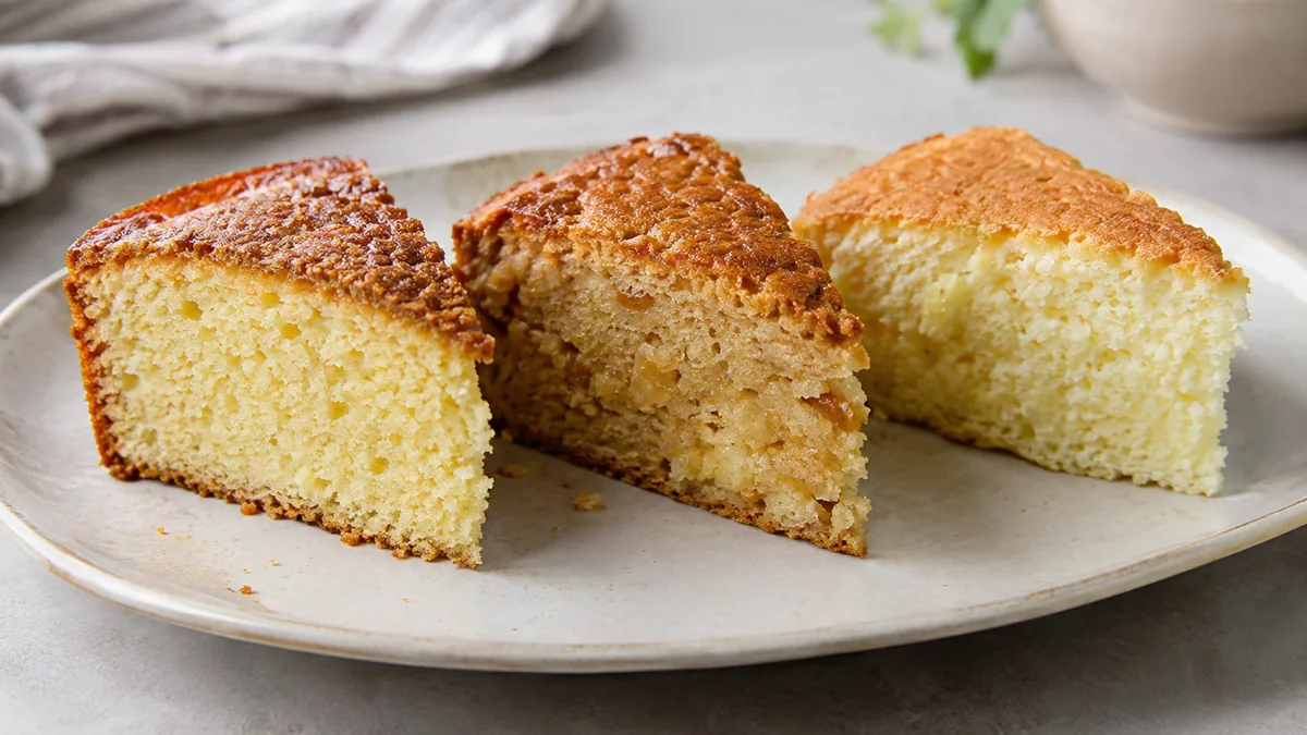 Trois parts de gâteau sur une assiette montrant différentes textures de mie