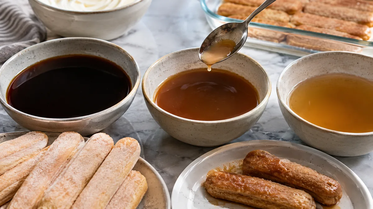 Biscuits à la cuillère et bols de différents liquides pour imbiber le tiramisu